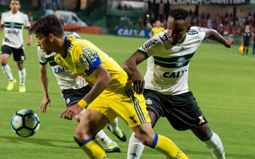 Paquetá recebeu o terceiro amarelo contra o Coritiba e não enfrenta o Corinthians, no próximo domingo