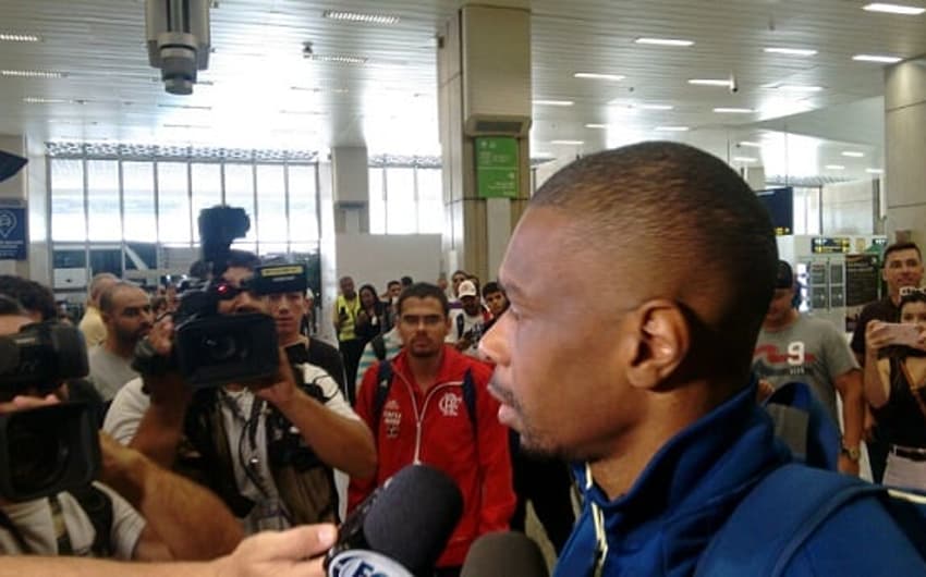 Juan conversa com a imprensa no desembarque do Flamengo