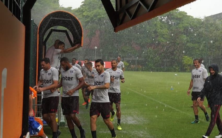 Jogadores do São Paulo correm da chuva
