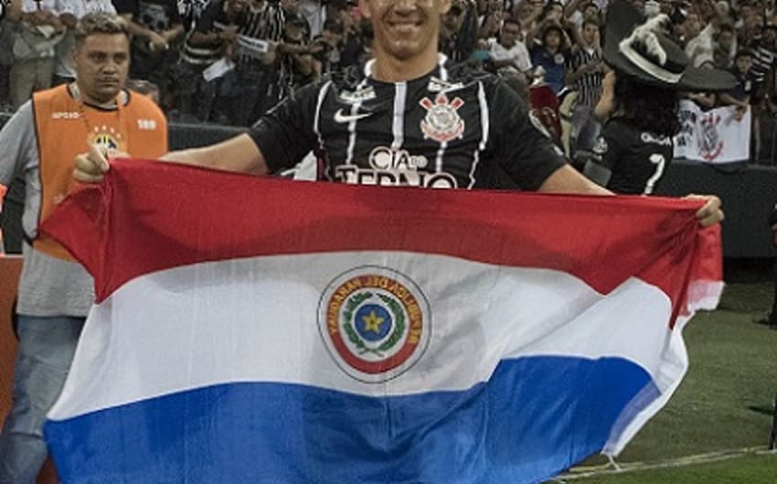 Balbuena comemorou o título com a bandeira do Paraguai&nbsp;