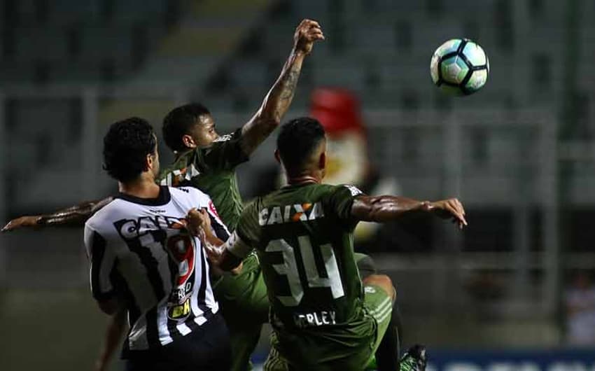 Atlético-MG atropelou o Coritiba por 3 a 0 e sonha com Libertadores. Veja uma galeria de imagens da partida