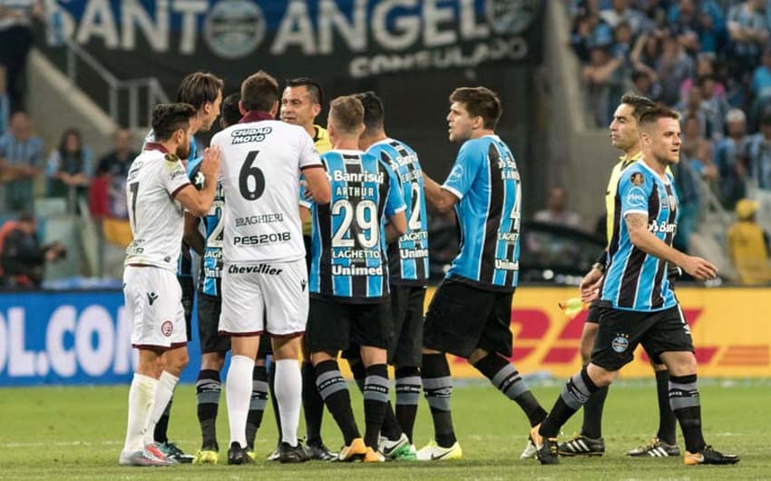 Jogadores do Grêmio cercaram o árbitro ao final da vitória sobre o Lanús