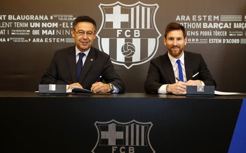 Messi assina contrato ao lado do presidente Josep Bartomeu (FOTO: DIvulgação do Barcelona)