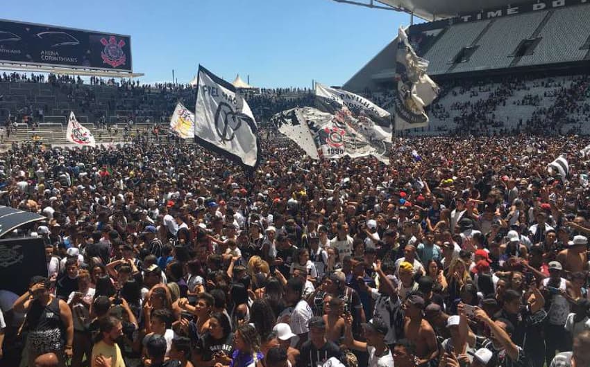 Gramado da Arena Corinthians foi totalmente tomado pela torcida