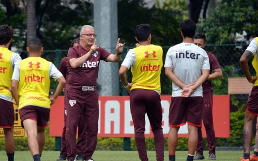 O técnico do São Paulo reúne elenco para uma conversa e define os últimos detalhes para o jogo contra o Bahia
