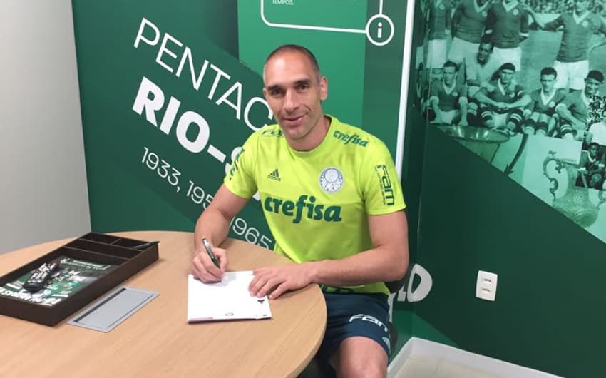 Prass assinou seu novo contrato com o Palmeiras neste sábado