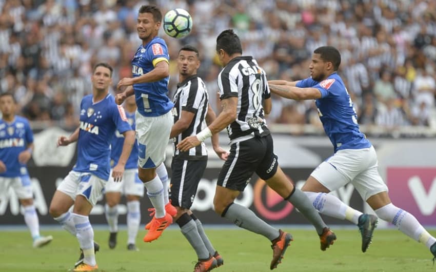 Torcida do Botafogo foi ao Niltão, mas viu o time sair da Libertadores. Veja galeria de imagens