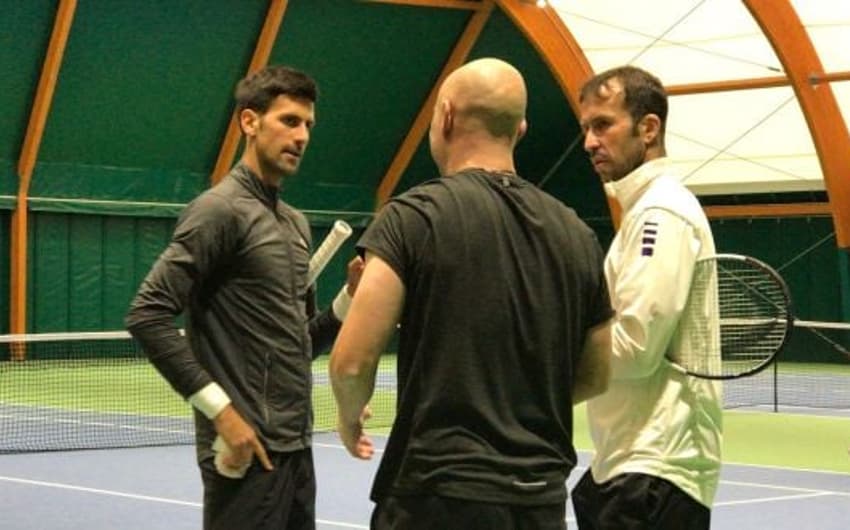 Novak Djokovic, Radek Stepanek e Andre Agassi em pré-temporada.