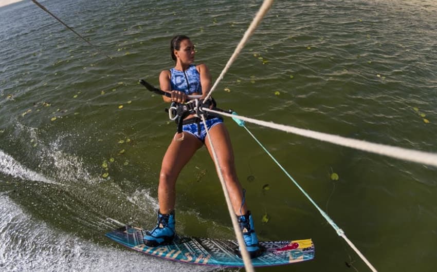 ‘Em casa’, brasileira busca tricampeonato mundial de kitesurf e marca histórica no esporte