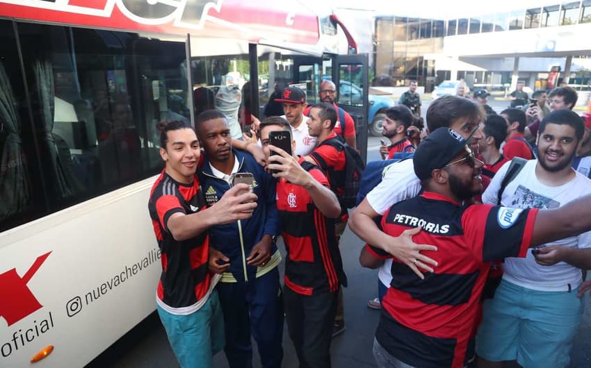 Torcedores do Flamengo em Buenos Aires com jogadores