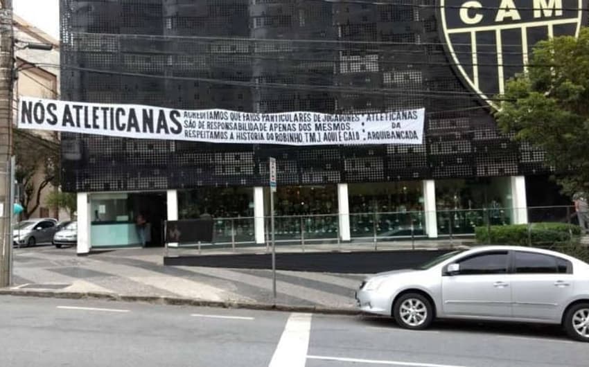 grupo de torcedoras do Atlético faz manifestação de apoio ao atacante Robinho