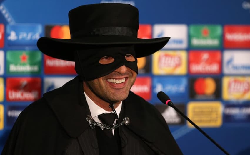 Paulo Fonseca, técnico do Shakhtar, vestido de Zorro