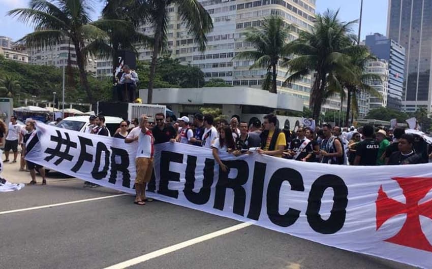 Confira a seguir imagens do último protesto realizado pela torcida do Vasco, ainda no ano passado, contra Eurico Miranda