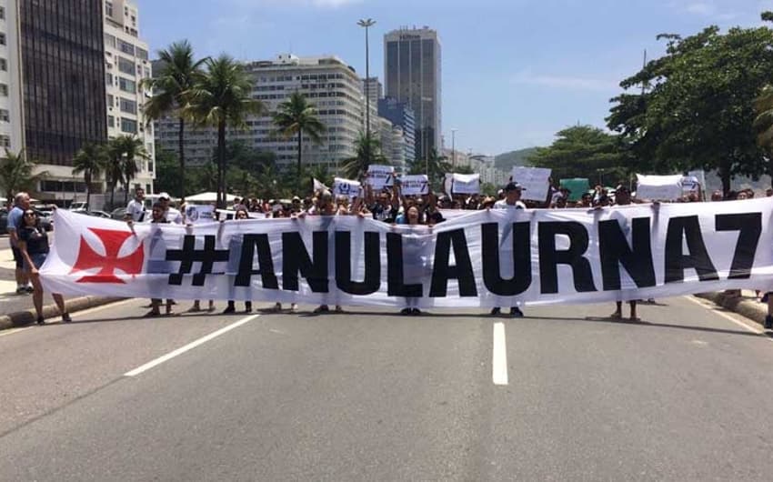 Vascaínos fizeram protesto em Copacabana pedindo anulação da urna 7 da eleição do clube