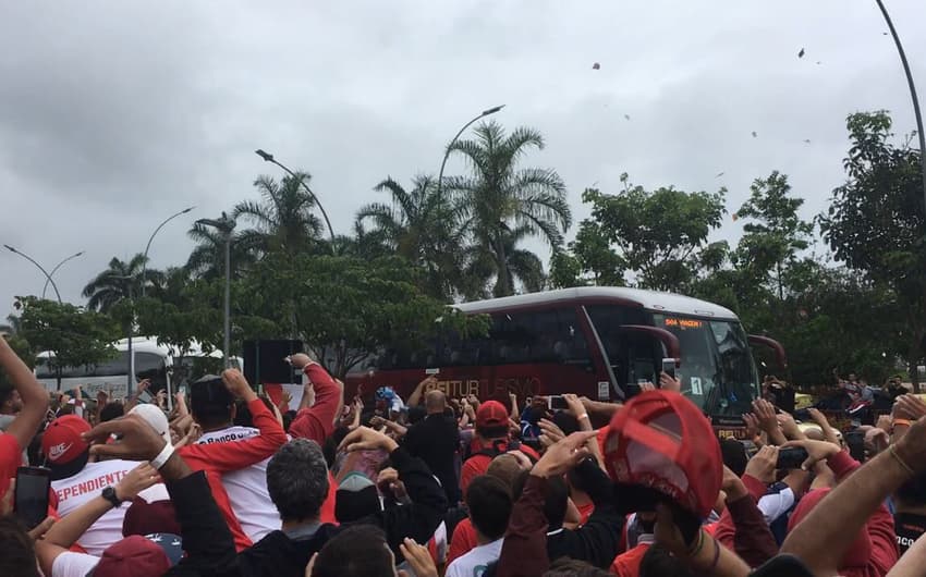 Torcida do Independiente-ARG passou a tarde no Hotel Hilton, na Barra da Tijuca, aguardando a chegada dos jogadores
