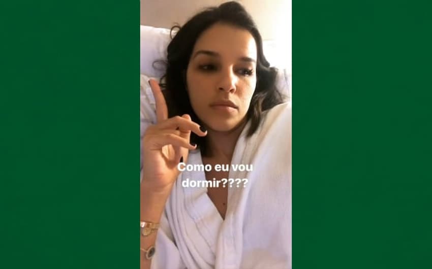 Mariana Rios reclama de barulho da torcida do Fla em frente ao hotel do Independiente