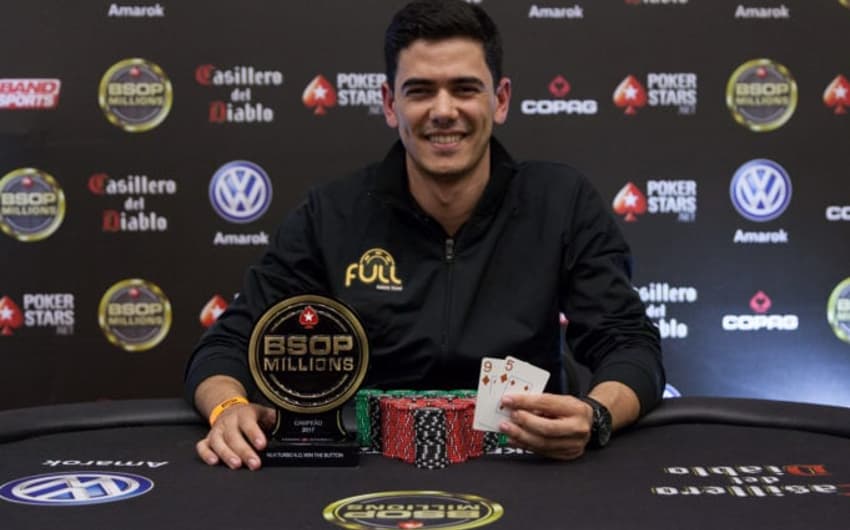 Jessé Fonseca mostra cartas de ouros que o levaram à conquista do título em torneio do BSOP Millions
