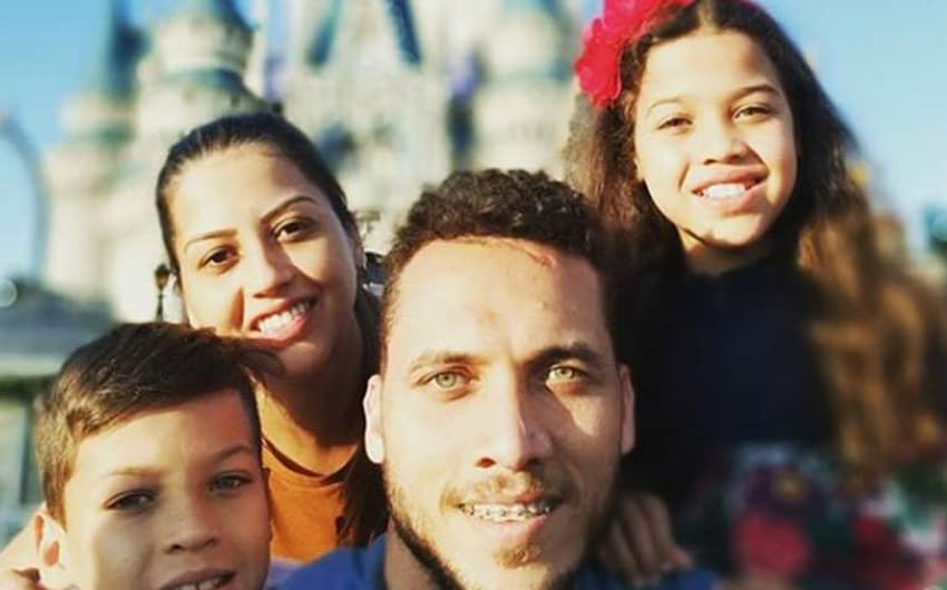 Neto - O jogador da Chapecoense está com a família passando as férias na Disney