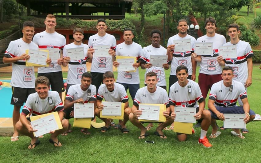 Atletas de Cotia ganham homenagem do São Paulo