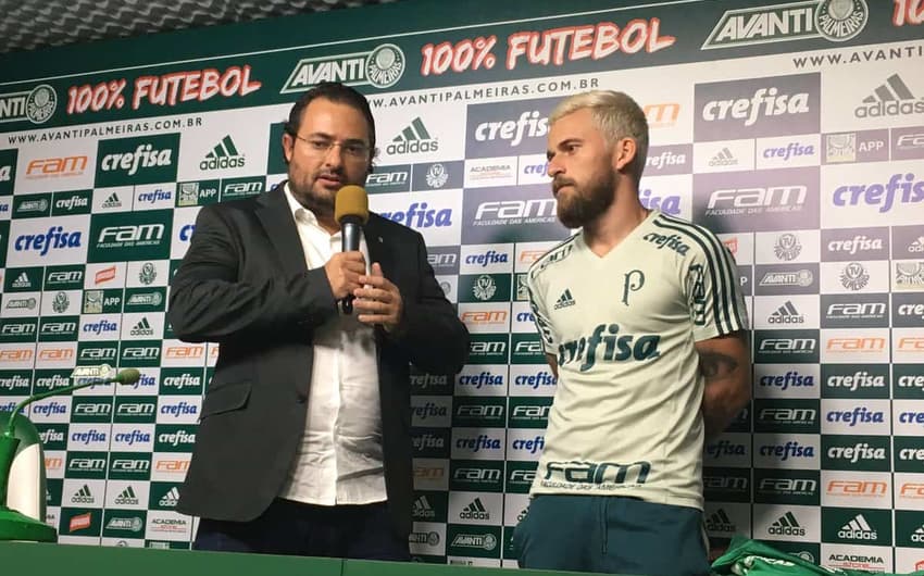 Alexandre Mattos e Lucas Lima na apresentação do jogador no Palmeiras