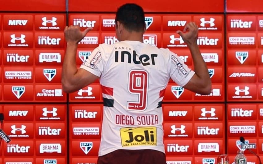 O atacante Diego Souza foi a principal contratação do São Paulo para a temporada