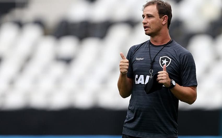 Felipe Conceição terá a missão de comandar o Botafogo neste ano