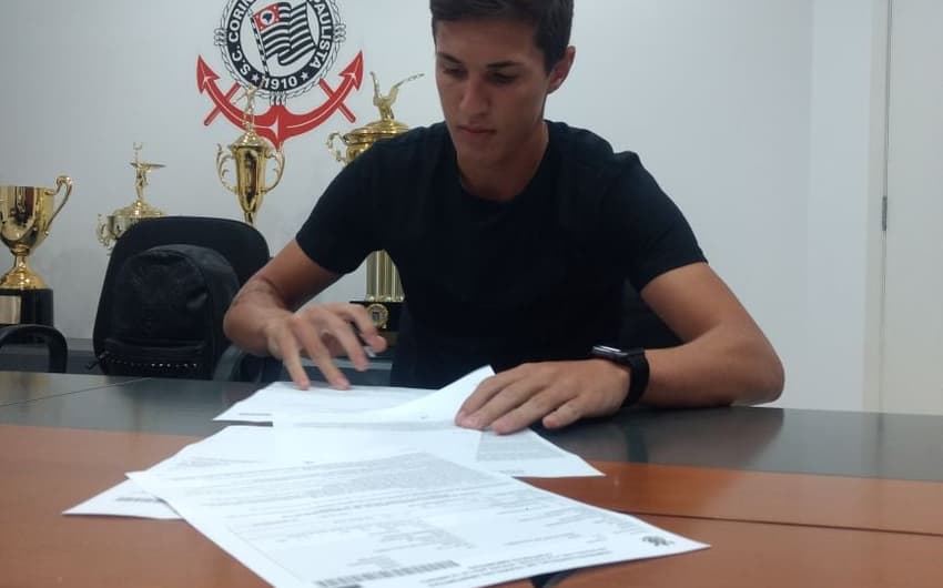 Mateus Vital assinou contrato com o Corinthians