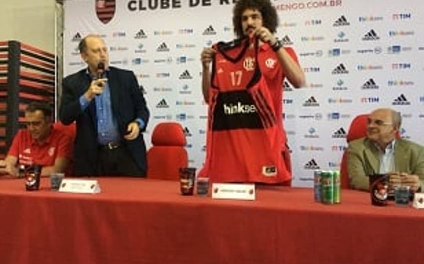 Varejão posa para fotos com a camisa do Flamengo
