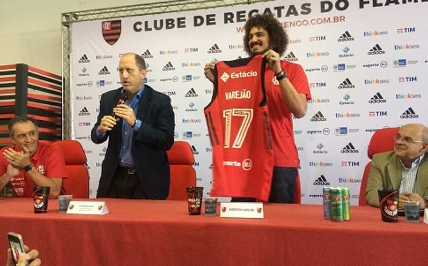 O Flamengo apresentou Anderson Varejão como reforço para o NBB, após passagem do jogador pelo NBA. Relembre outros nomes