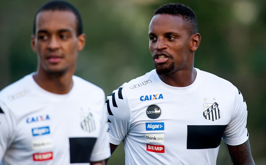 Cleber e Luiz Felipe brigam por uma vaga no time titular do Santos