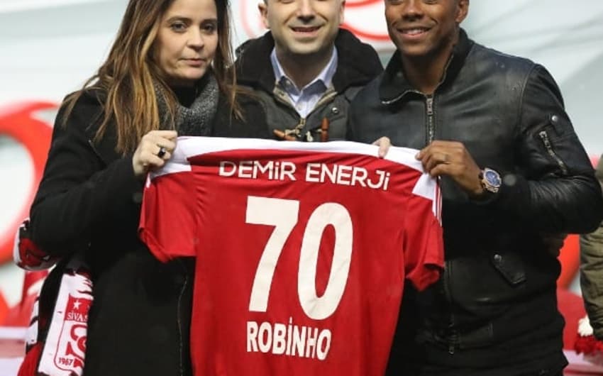 O atacante Robinho acertou sua transferência esta semana para o Sivasspor, da Turquia. O Rei das pedaladas estava sem clube após não renovar o contrato com o Atlético-MG, que se encerrou em dezembro