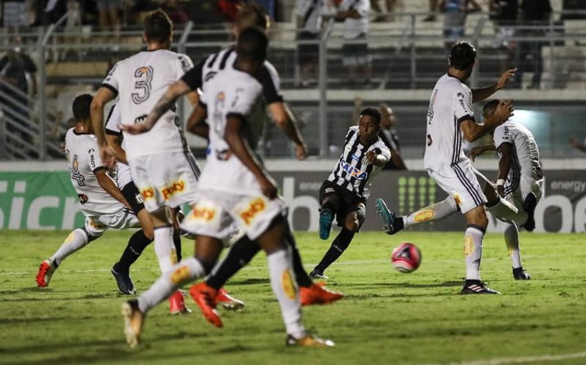 Rodrygo chuta para fazer o gol da vitória do Santos