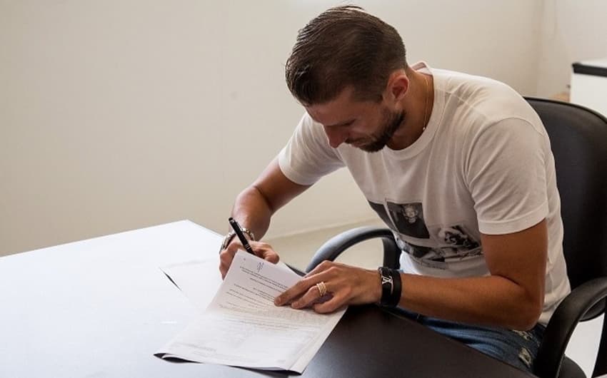 Henrique assinou contrato com o Corinthians até o fim de 2019