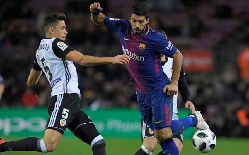 Gabriel Paulista, do Valencia, com o Suárez, do Barça, no jogo de ontem