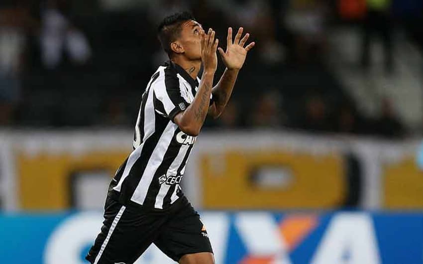 Kieza é o artilheiro do Botafogo na temporada. Confira imagens de gols do K9 em clássicos em 2018, a seguir