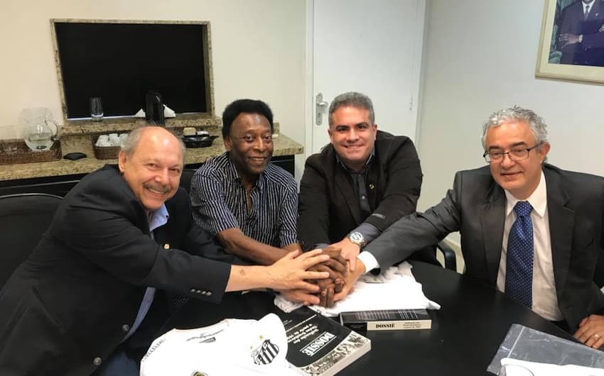 Diretoria do Santos em reunião com Pelé