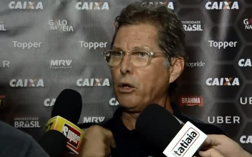 Oswaldo de Oliveira se irritou com a pergunta de Leo Gomide, repórter da Rádio Inconfidência