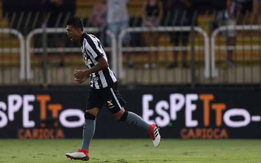 Kieza fez o gol do Botafogo na derrota para o Flamengo no último sábado. Confira a seguir a galeria LANCE!