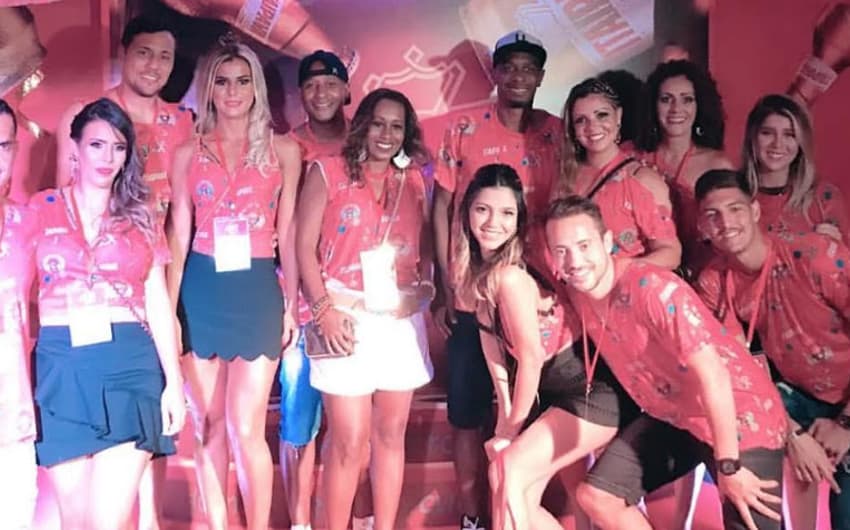 Jogadores do Flamengo foram junto com sua esposas para a festa na Sapucaí