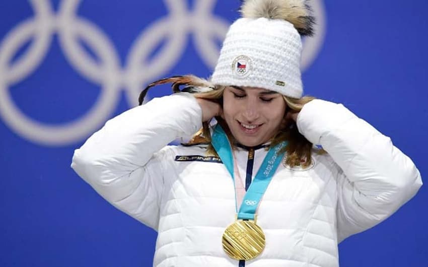 Ester Ledecka, que foi campeã no esqui alpino Super-G nas Olimpiadas de Inverno