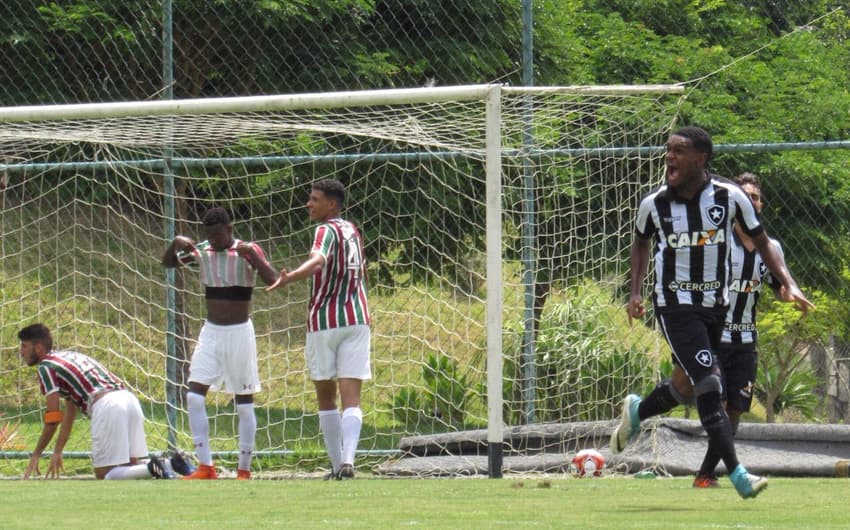 Mateus Bastos, do Botafogo, faz gol contra Fluminense