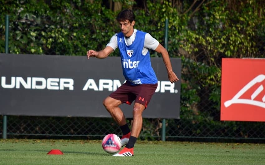 Zagueiro cumpriu suspensão no fim de semana e está liberado para retornar ao time do São Paulo