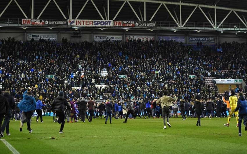 Torcedores invadindo o campo depois do jogo Wigan x Manchester City