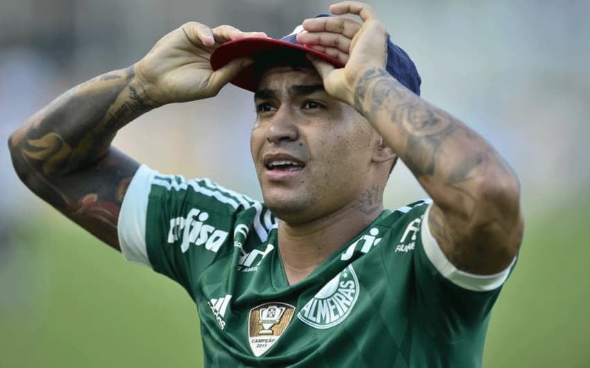 Após marcar contra o Corinthians, Dudu pegou o boné de um jornalista e colocou na cabeça em alusão ao episódio envolvendo o chapéu no rival