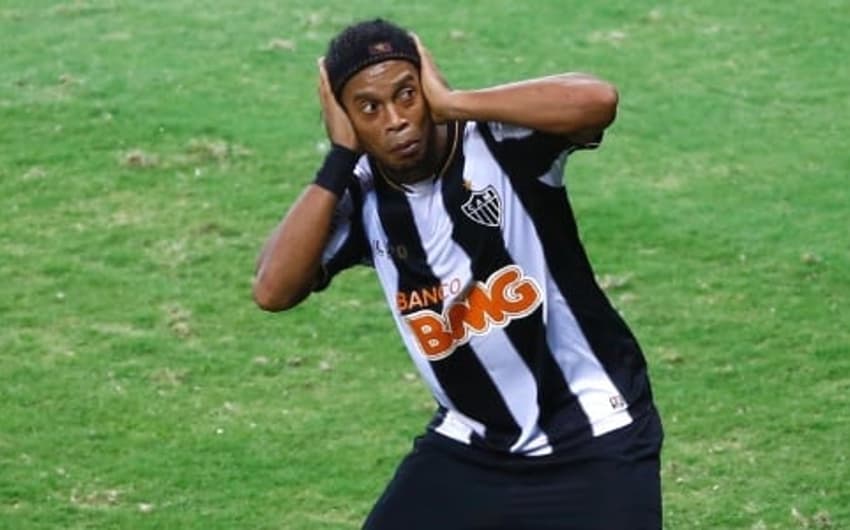 Em 2013, após marcar o gol do título estadual do Atlético-MG, Ronaldinho Gaúcho chegou perto da torcida rival e simulou jogar uma granada na arquibancada