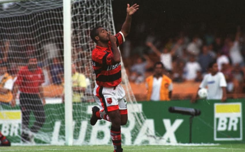Ao marcar o gol da vitória do Flamengo por 1 a 0 sobre o Vasco, Romário mandou a torcida rival calar a boca
