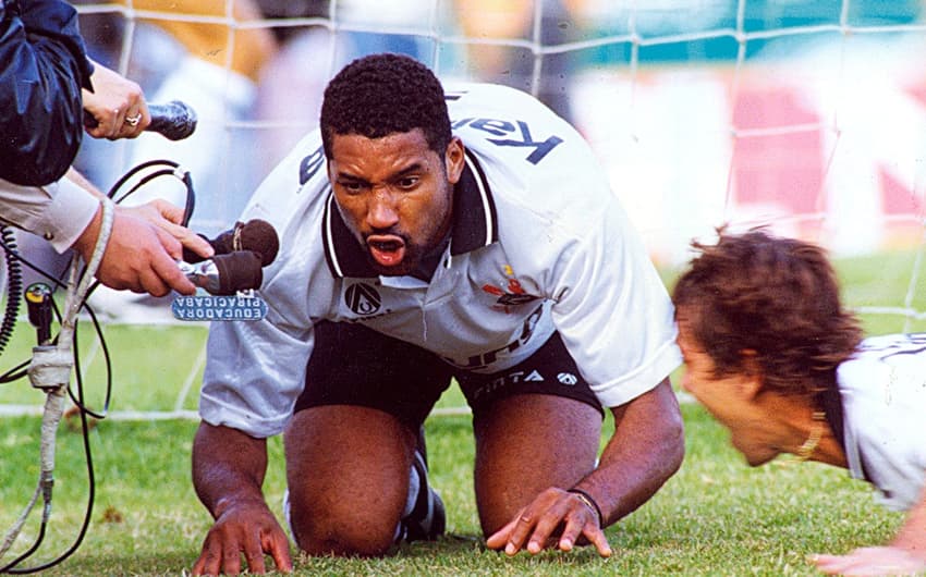 No 1º jogo da final do Campeonato Paulista de 1993, Viola fez o gol da vitoria de 1x0 e comemorou imitando o mascote do maior rival, o porco