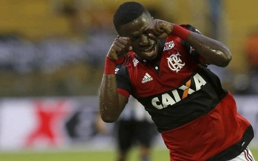 Vinícius Júnior relembrou o gesto de Souza (e de outros rubro-negros que repetiram depois) e fez o chororô na semifinal da Taça Guanabara de 2018