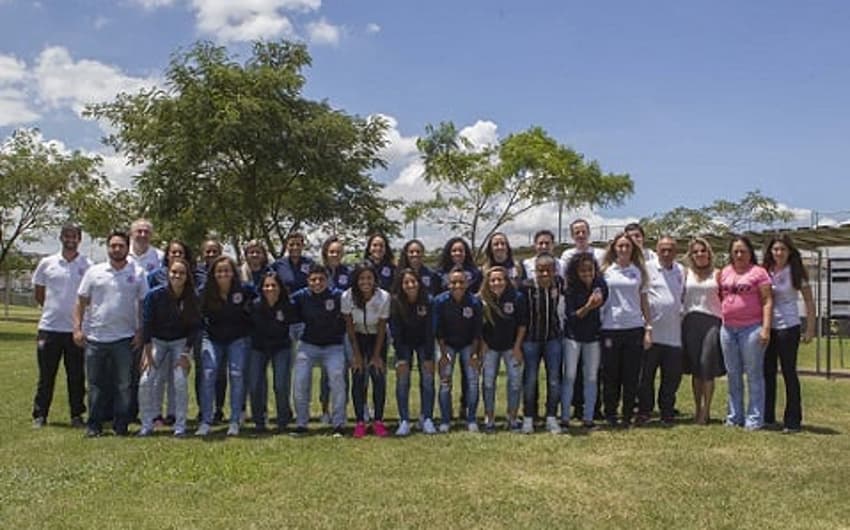 Corinthians apresenta time feminino