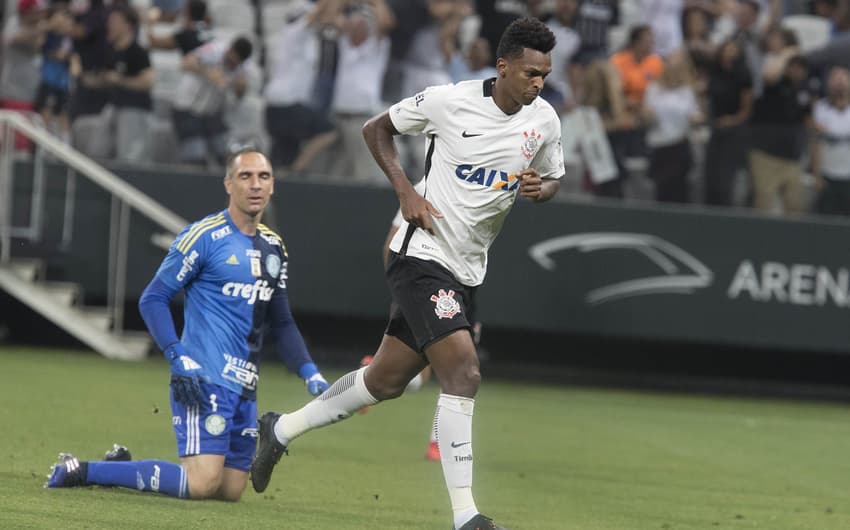 Jô comemora o gol da vitória do Corinthians